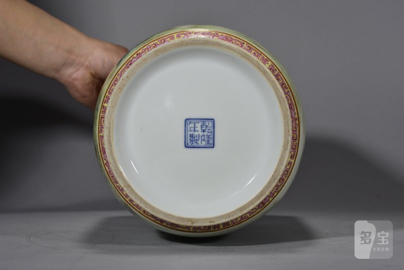 民国 松石绿地粉彩松荫八骏图灯笼瓶 - 图6